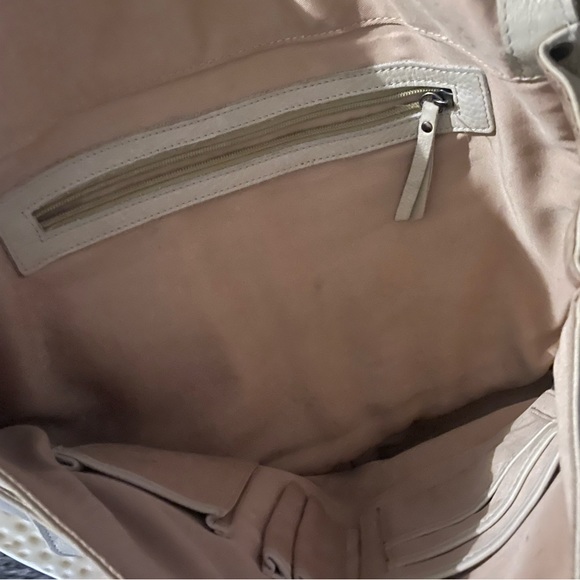 Cream pebbled leather messenger bag - Picture 3 of 3